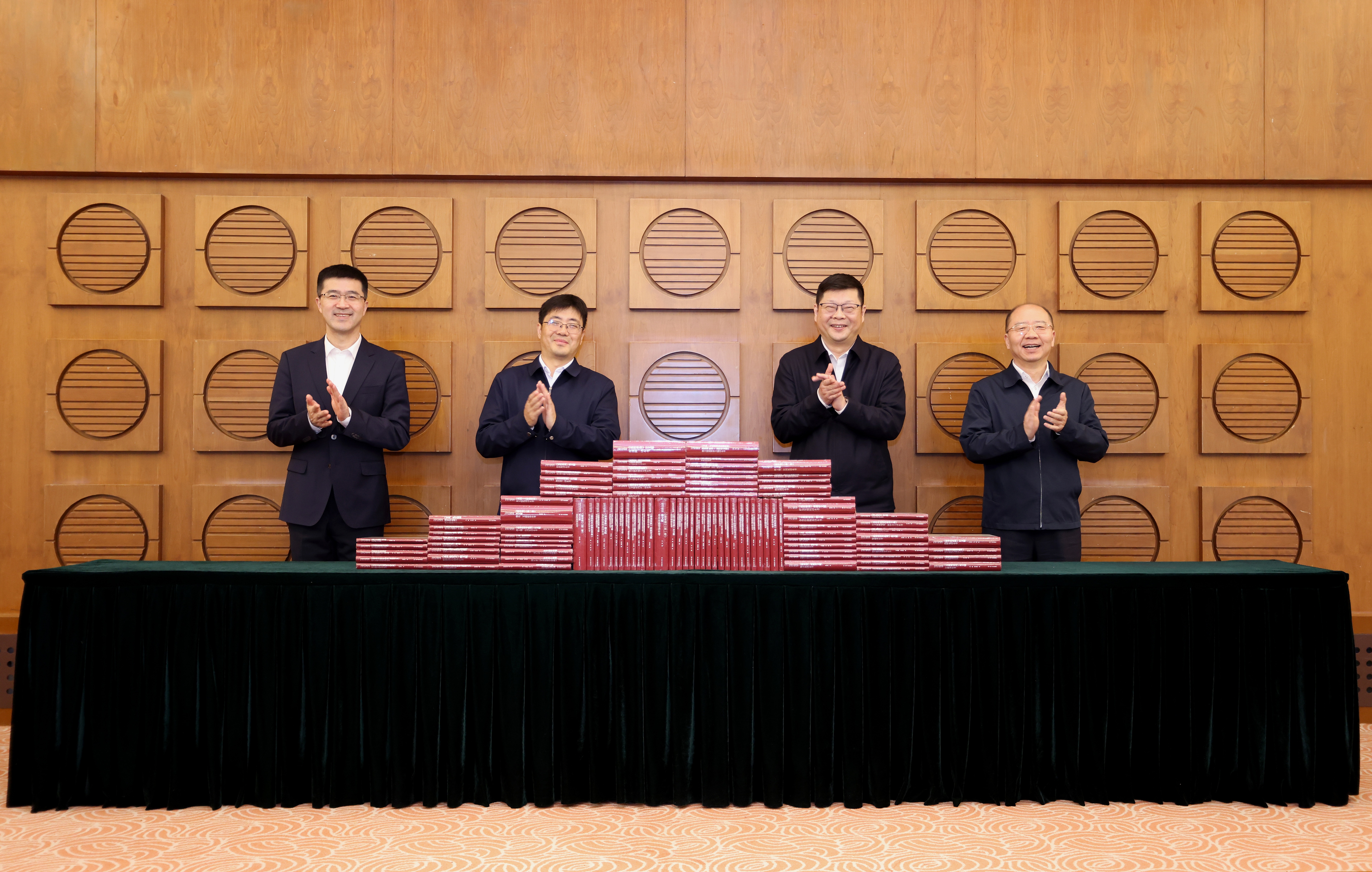 20260419-《马克思主义经典文献世界传播通考》（100卷）研究成果发布暨学术研讨会在清华大学举行-宣传部-揭幕仪式.jpg