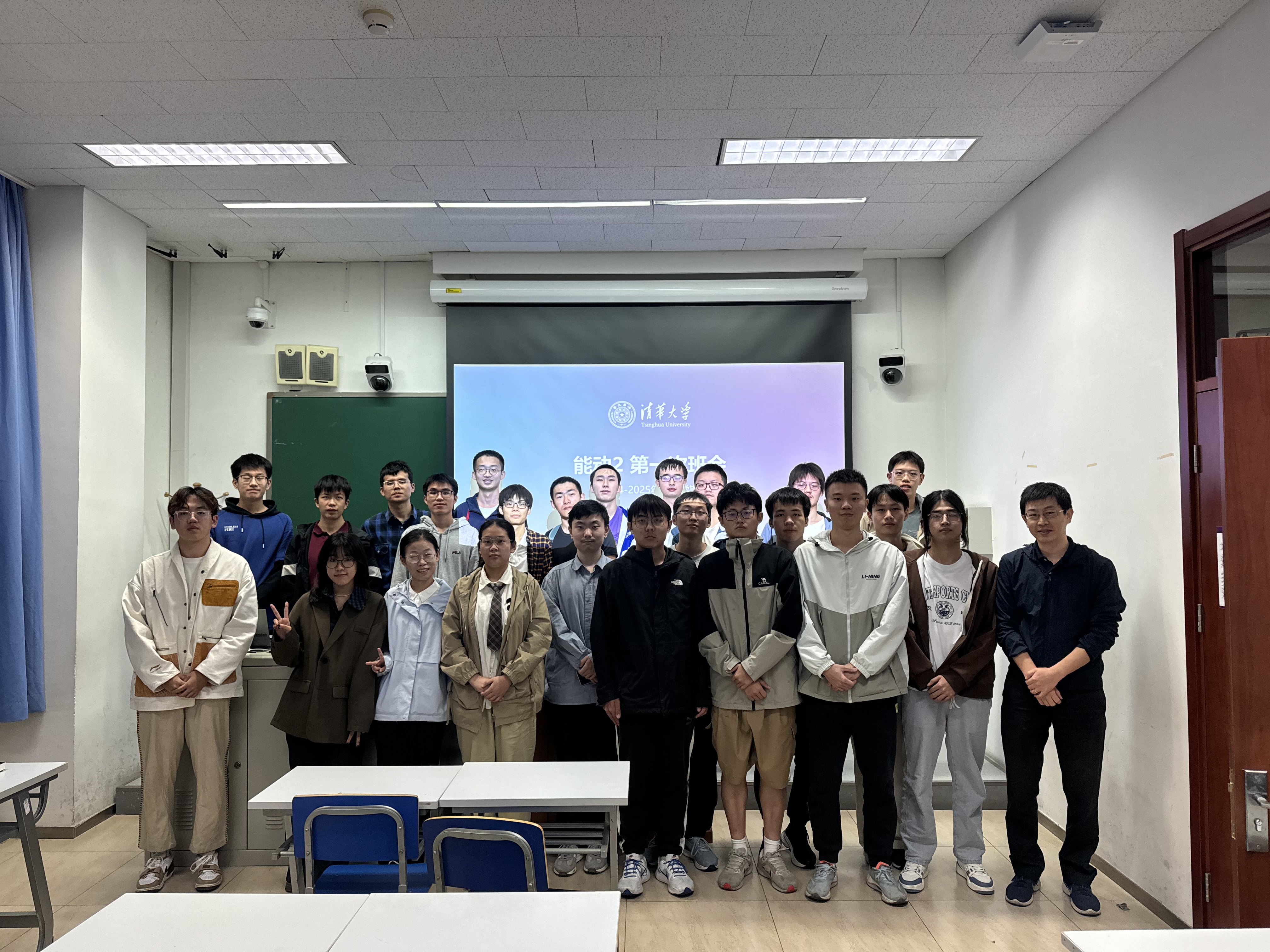 20260311-优秀班主任-供图-周会老师与能动2班的合影.jpg