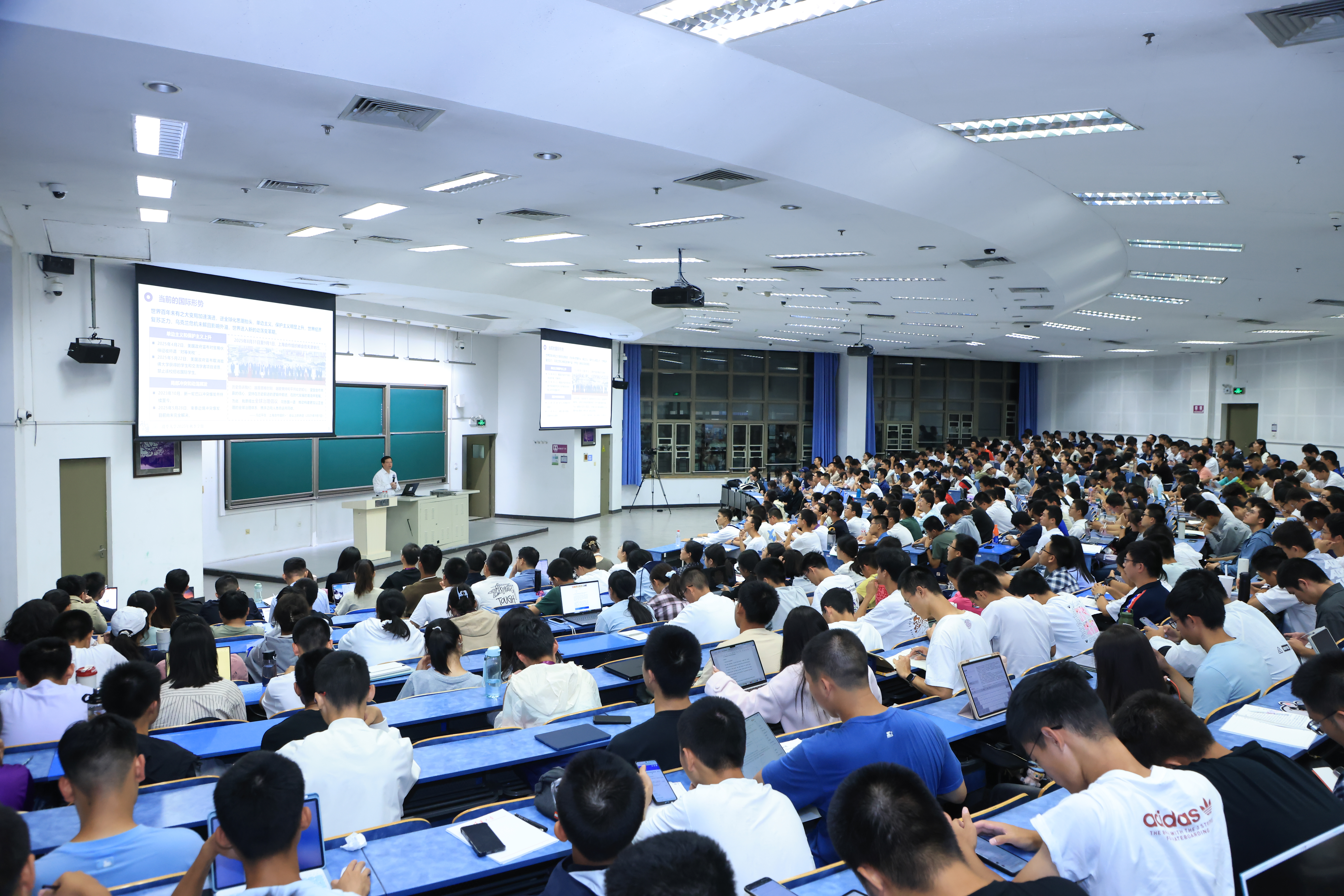 20250909-清华大学党委书记邱勇开启“形势与政策”课2025秋季学期第一讲-提供-2.jpeg